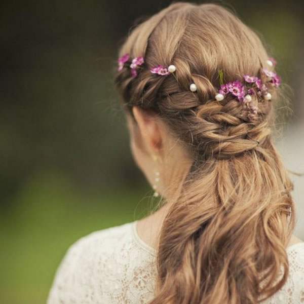 Wedding Hair Accessories: Your Guide to Bridal Hair Accessory Ideas flowers in hair